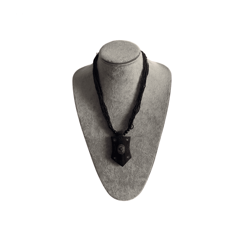 Collier noir avec pendentif en bois